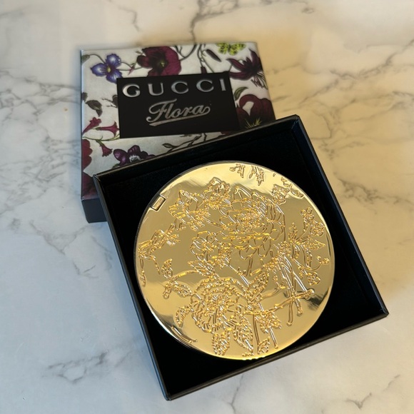 Gucci Other - GUCCI FLORA COMPACT MIRROR 🌸